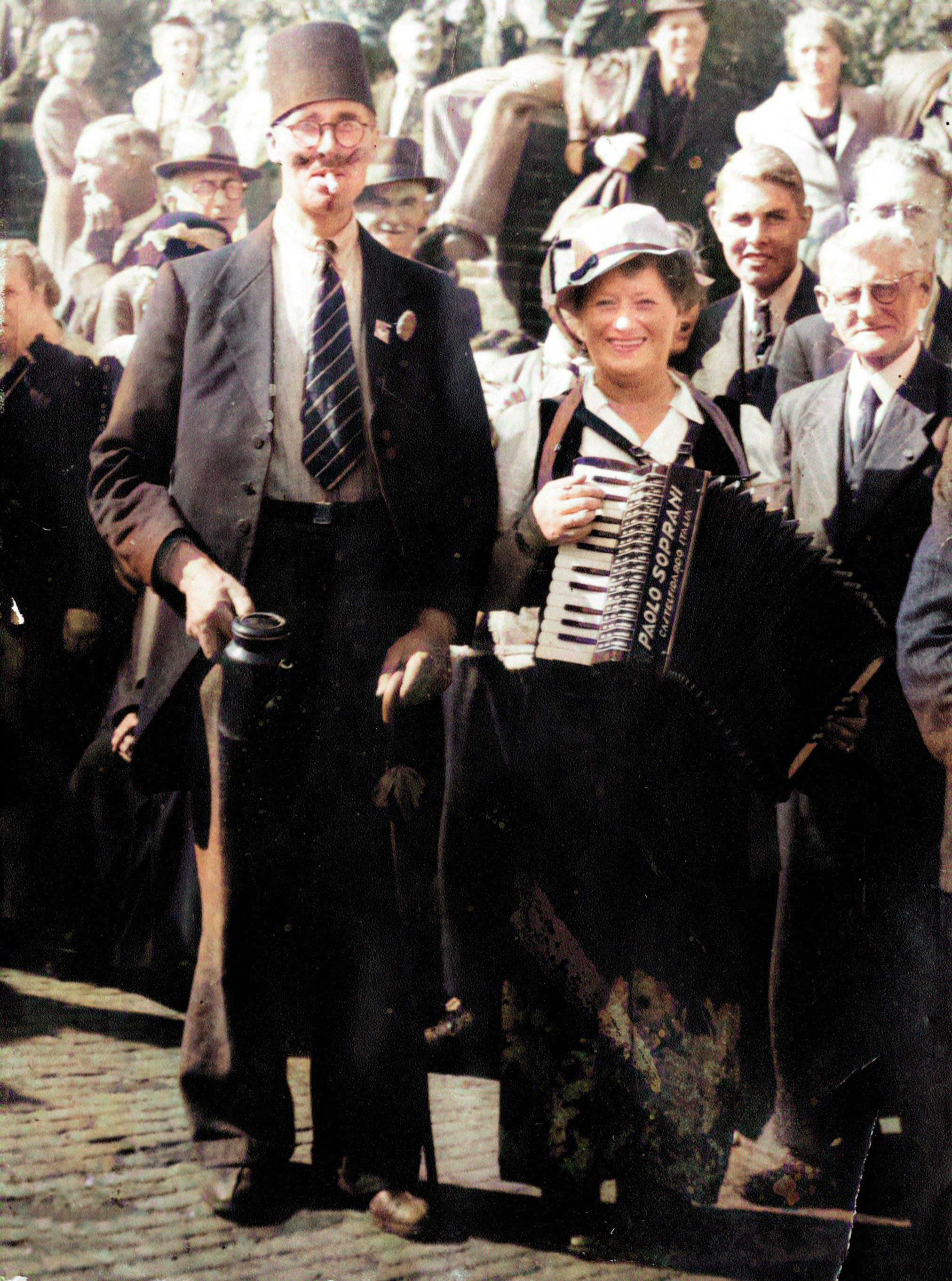 Dagen, weken en maandenlang wordt er feest gevierd in Vlaardingen. Hier vermaken Alexander Maat en zijn vrouw Adriana (Janne) Brobbel uit de Emmastraat de feestvierders.